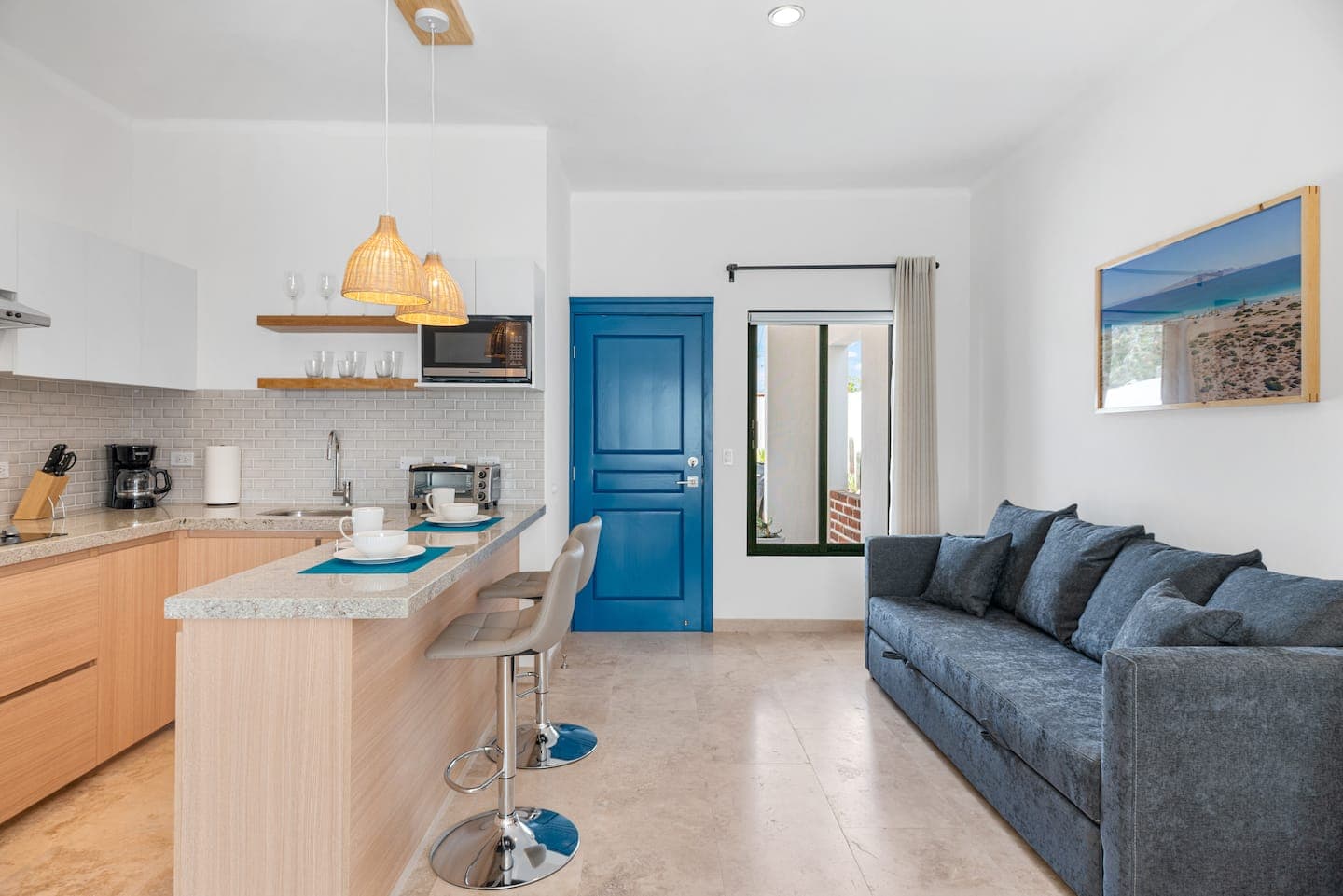 PINEDA SUITE #101 – TWO BLOCKS FROM THE MALECÓN