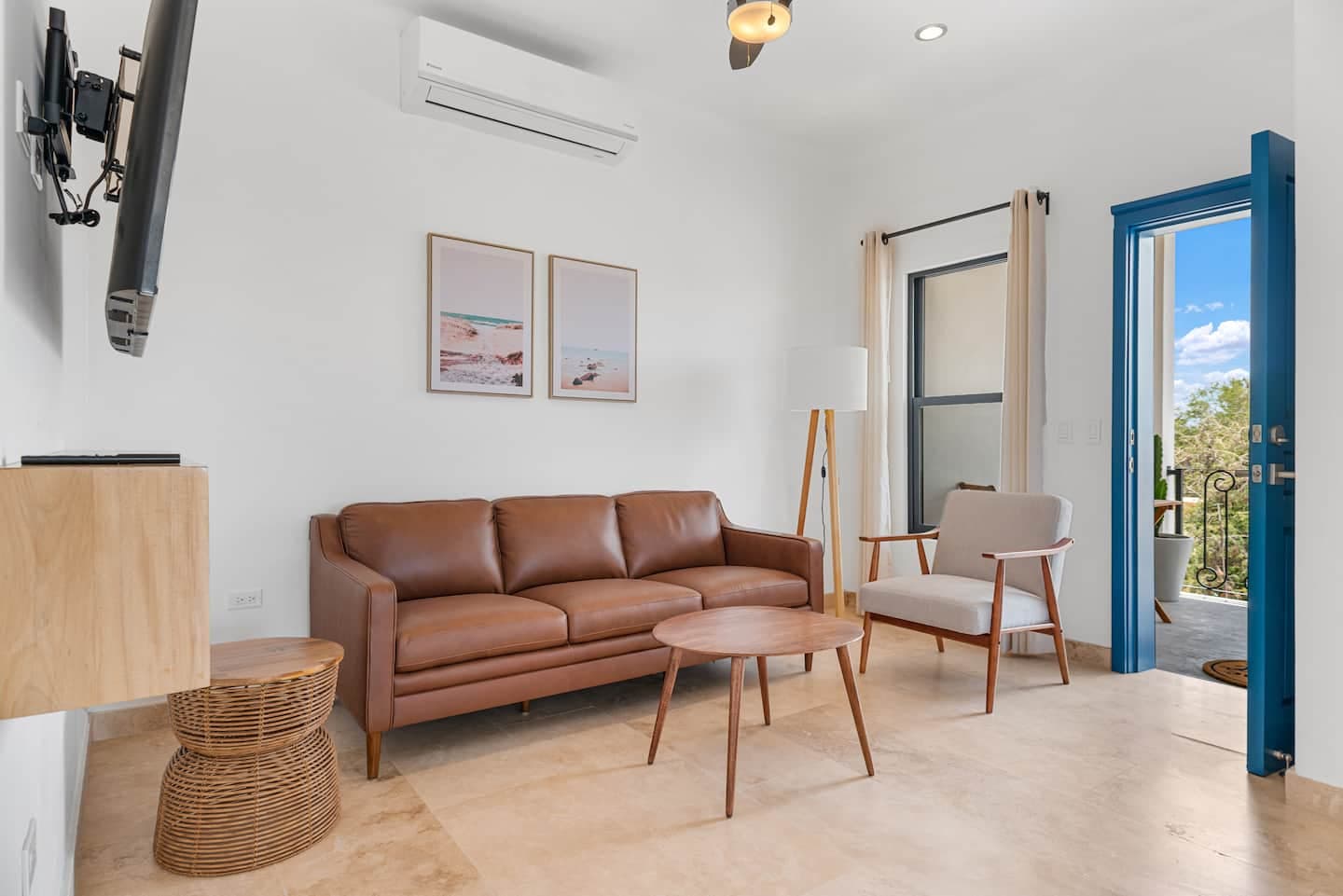 PINEDA #301 TWO BR SUITE GREAT LOCATION - ROOFTOP - PARKING