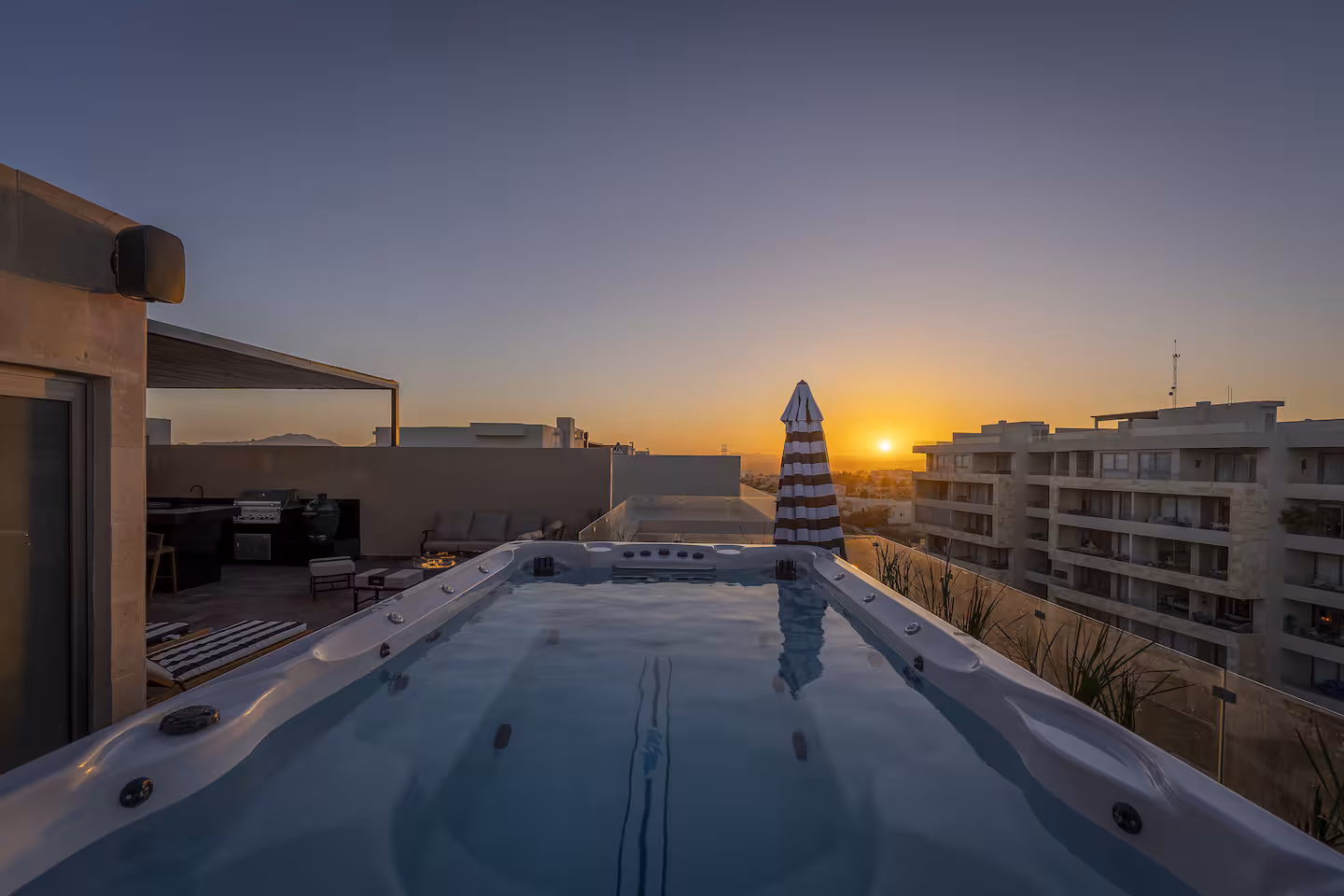 CHIMENEA, JACUZZI, BBQ, BALCÓN, GIMNASIO photo 2