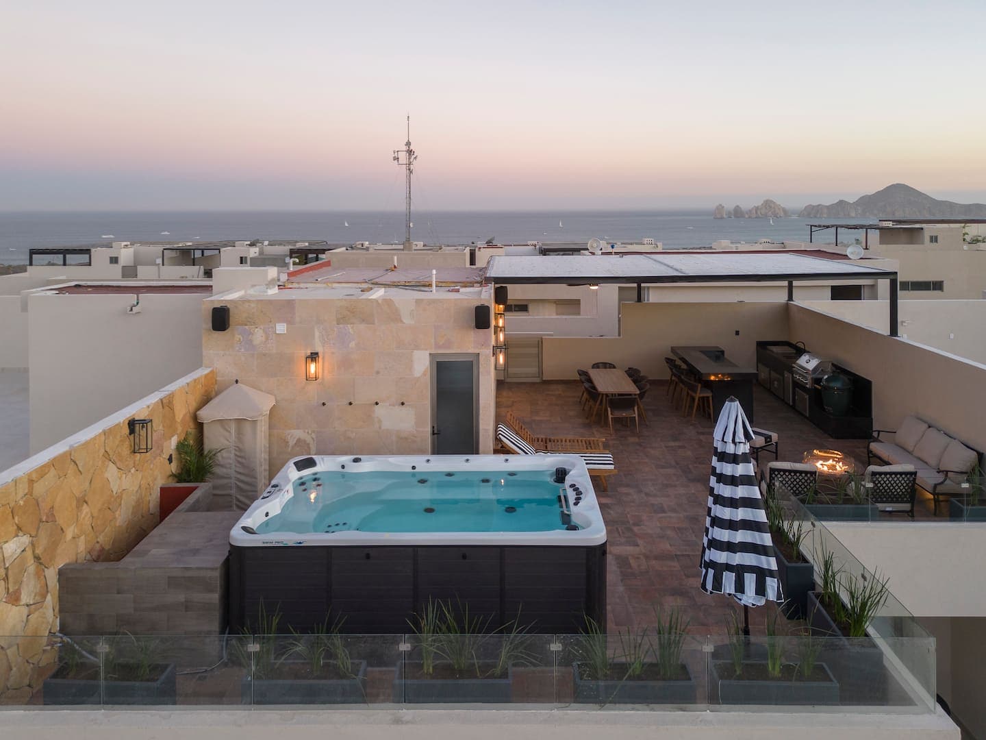 JACUZZI- CHIMENEA- ESTACIONAMIENTO-ASADOR-COCINA
