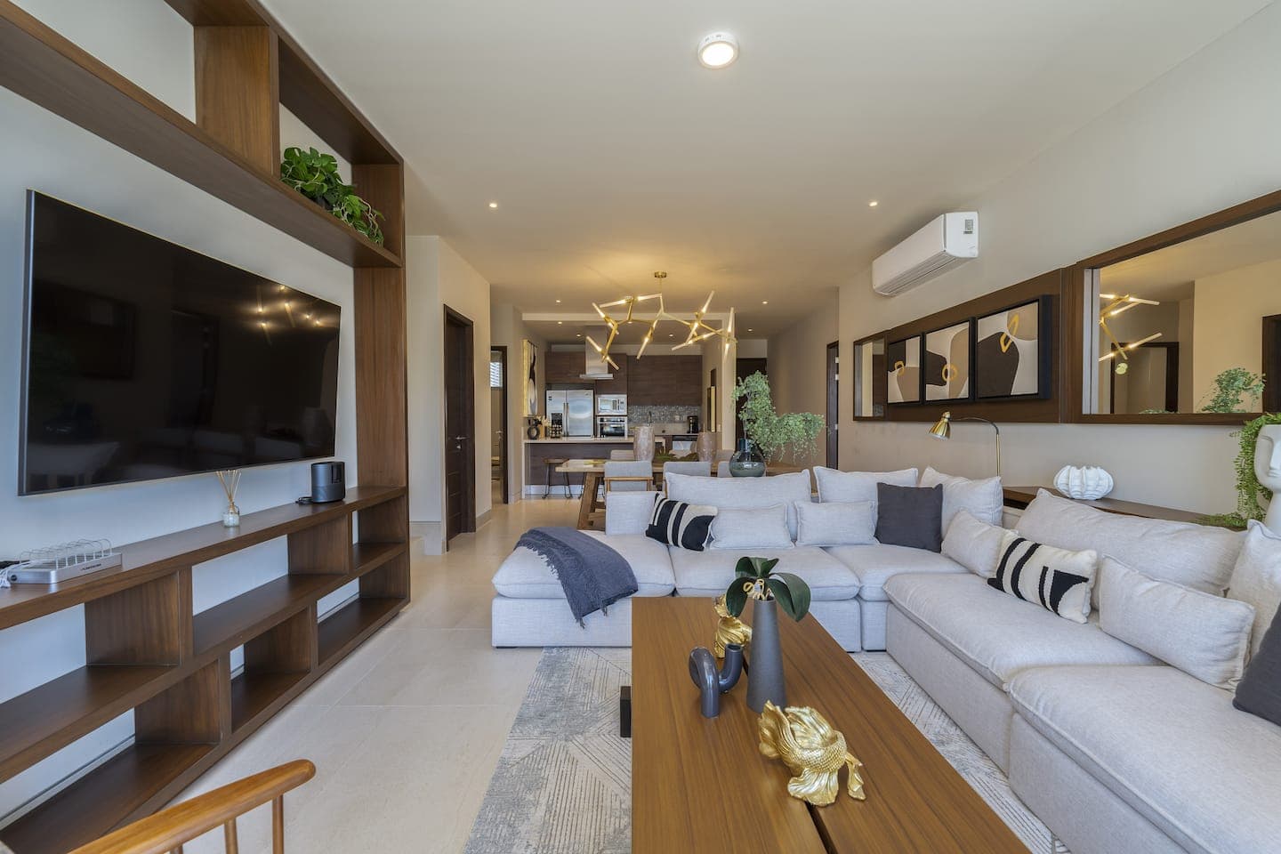 CHIMENEA, JACUZZI, BBQ, BALCÓN, GIMNASIO