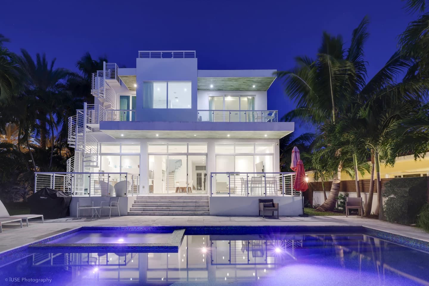STUNNING WATERFRONT GETAWAY