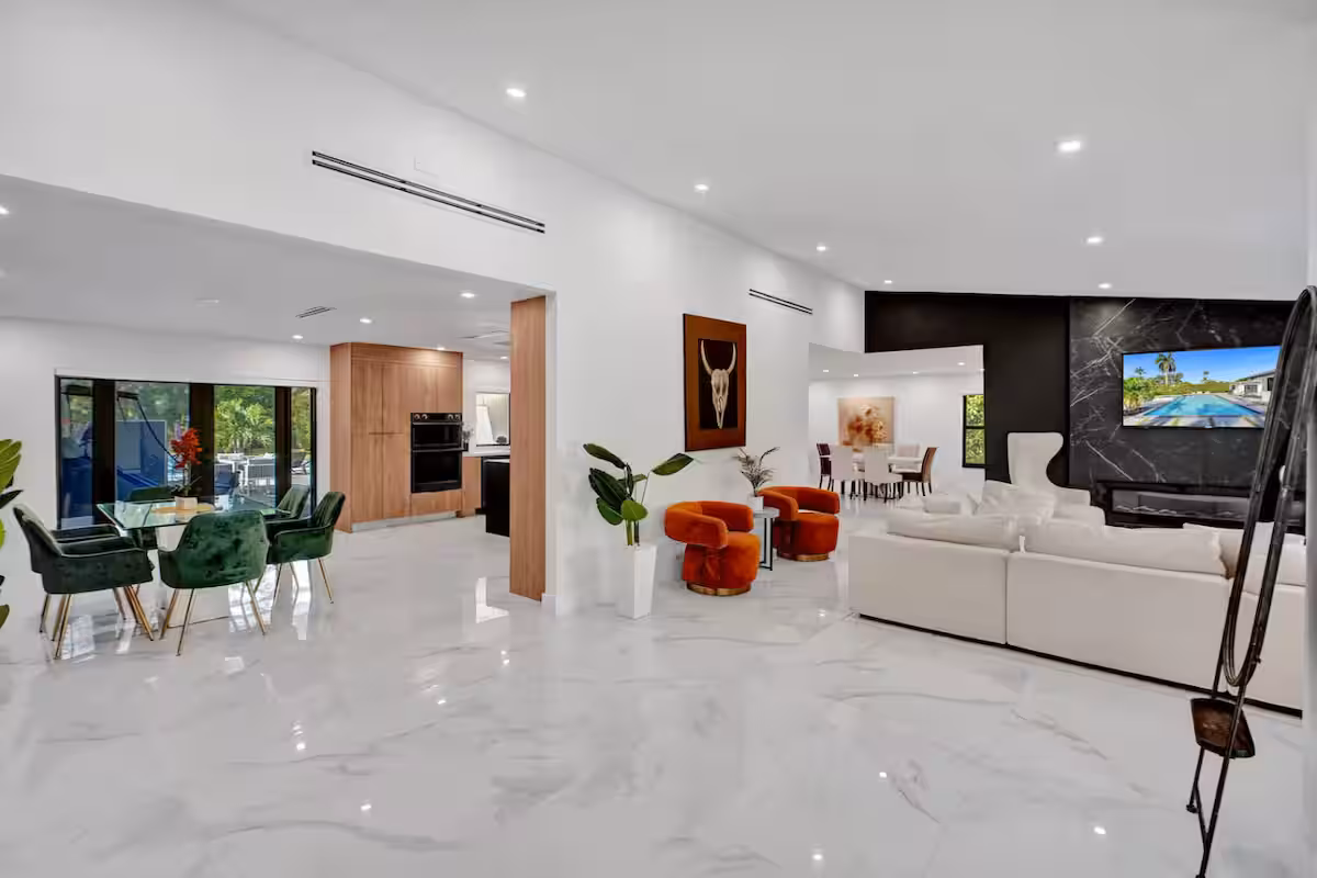 MODERN OASIS WITH POOL, BBQ AND GAMES photo 2