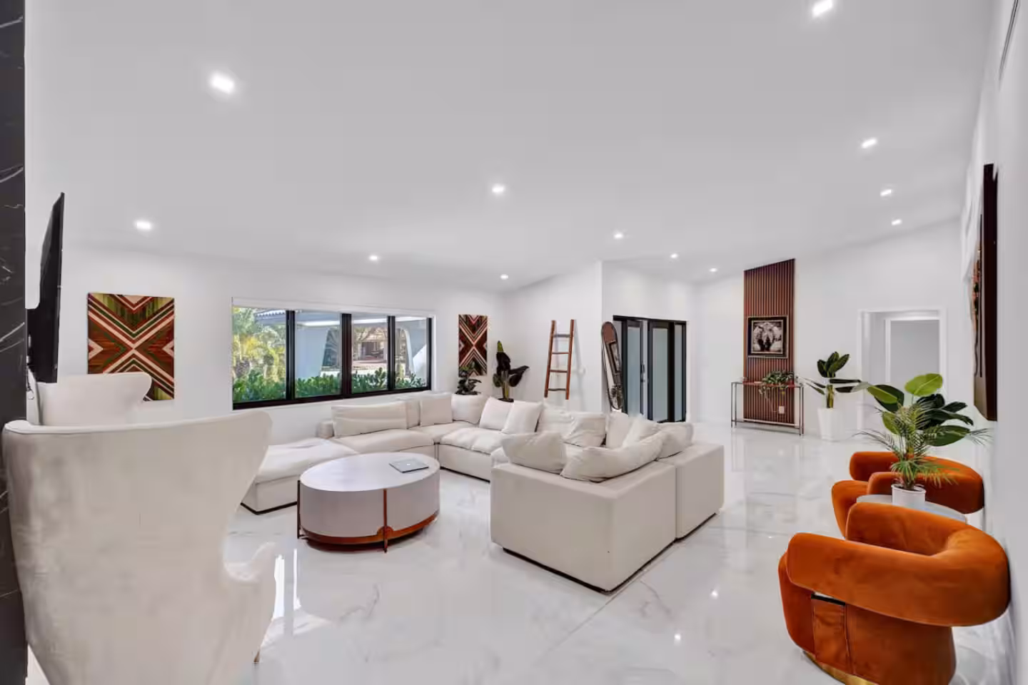 MODERN OASIS WITH POOL, BBQ AND GAMES photo 3