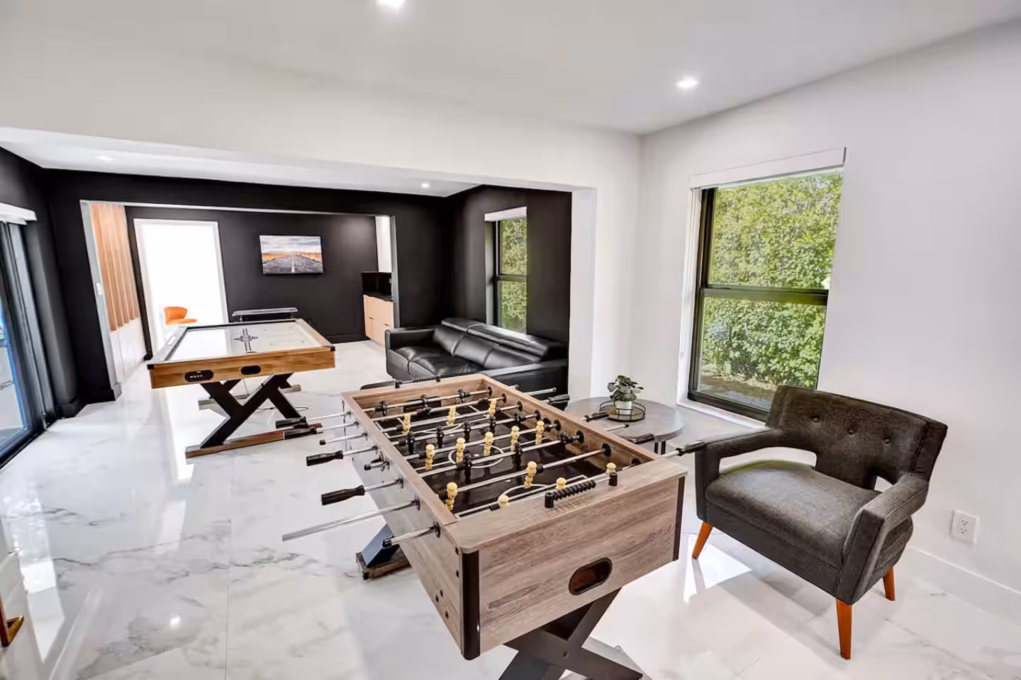 MODERN OASIS WITH POOL, BBQ AND GAMES photo 5