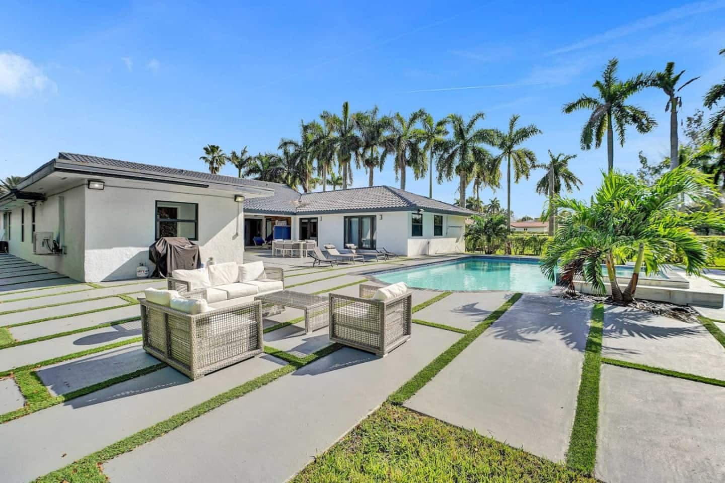 MODERN OASIS WITH POOL, BBQ AND GAMES