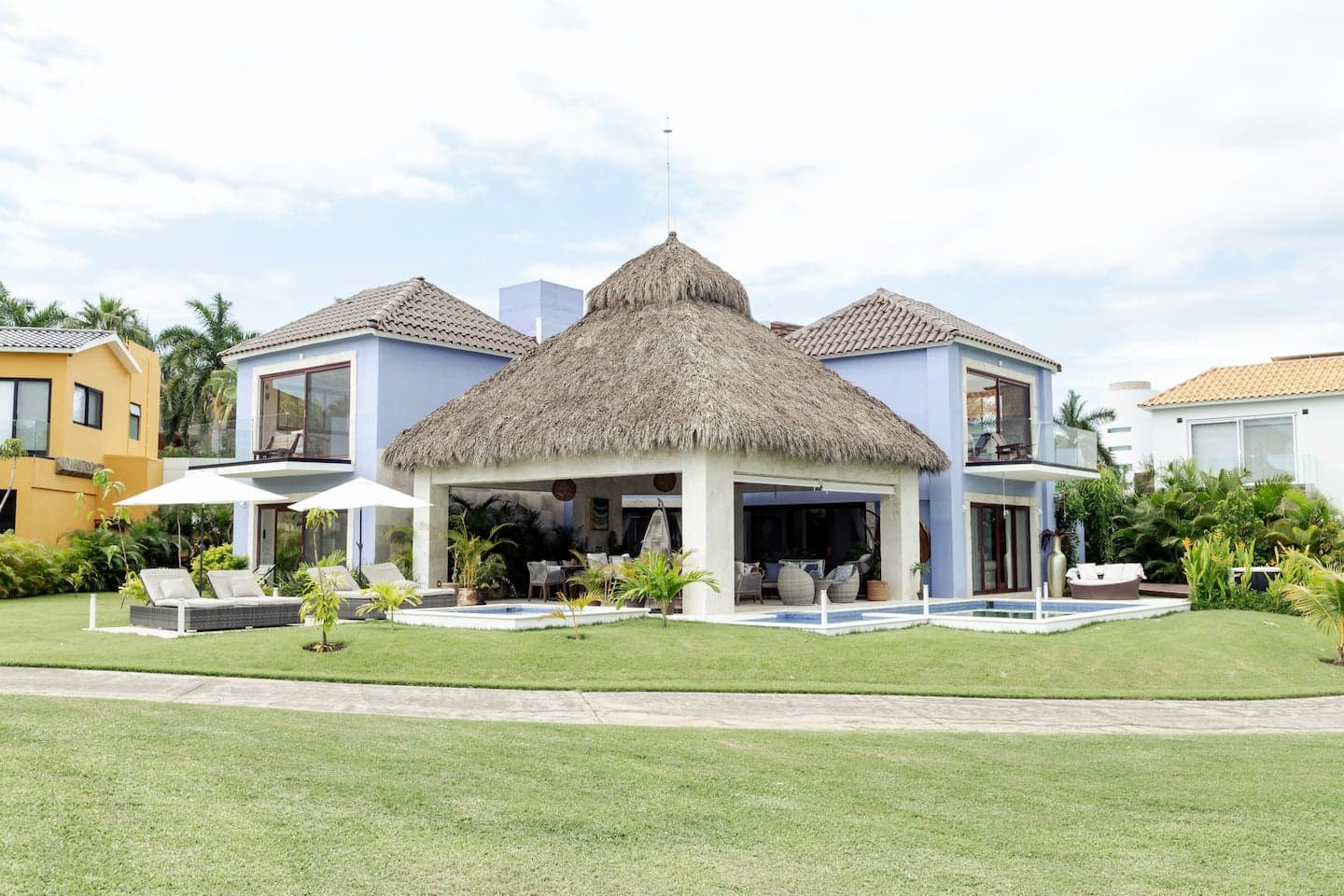 VILLA ON THE BEACH IN LITIBÚ