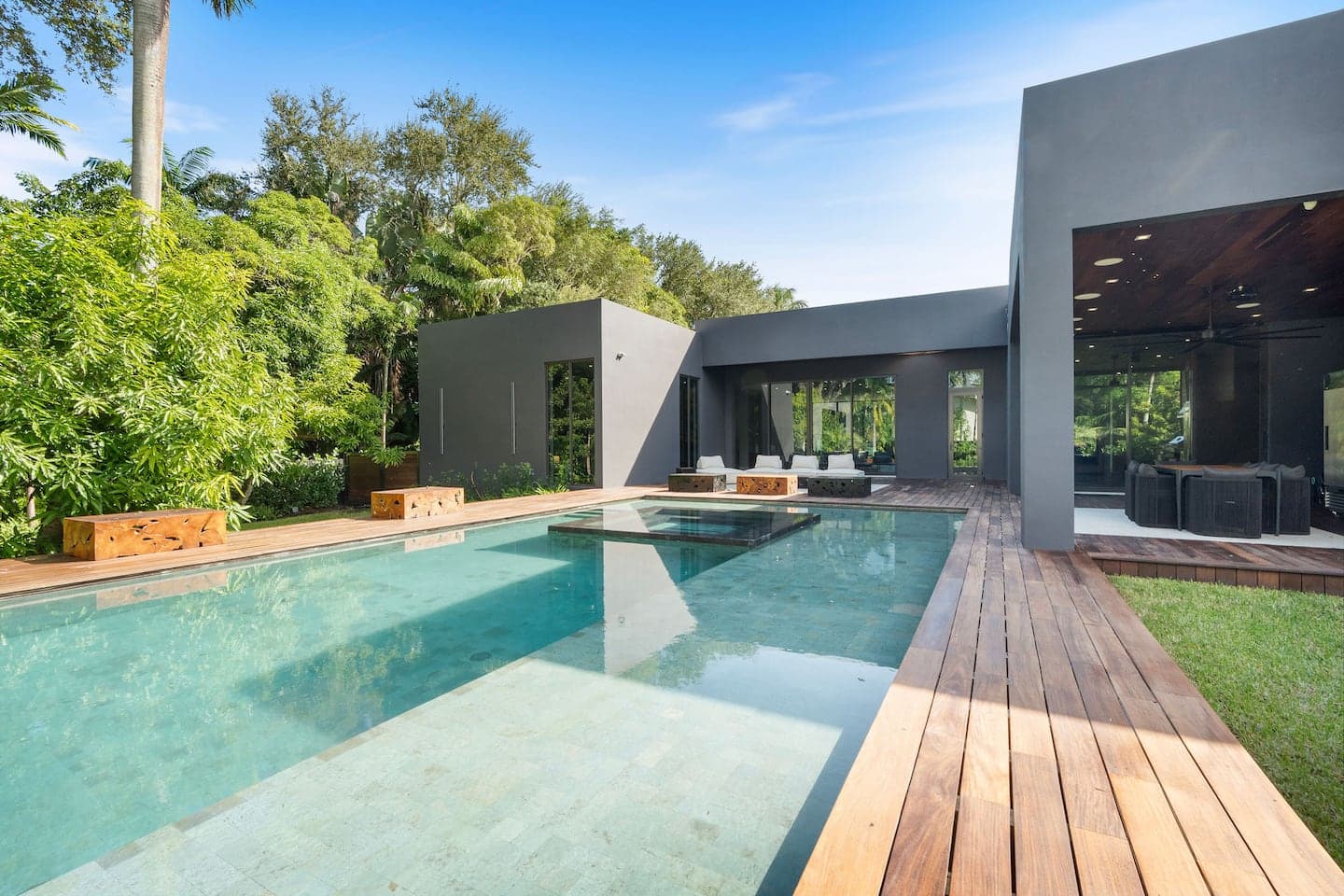 TROPICAL VILLA WITH POOL