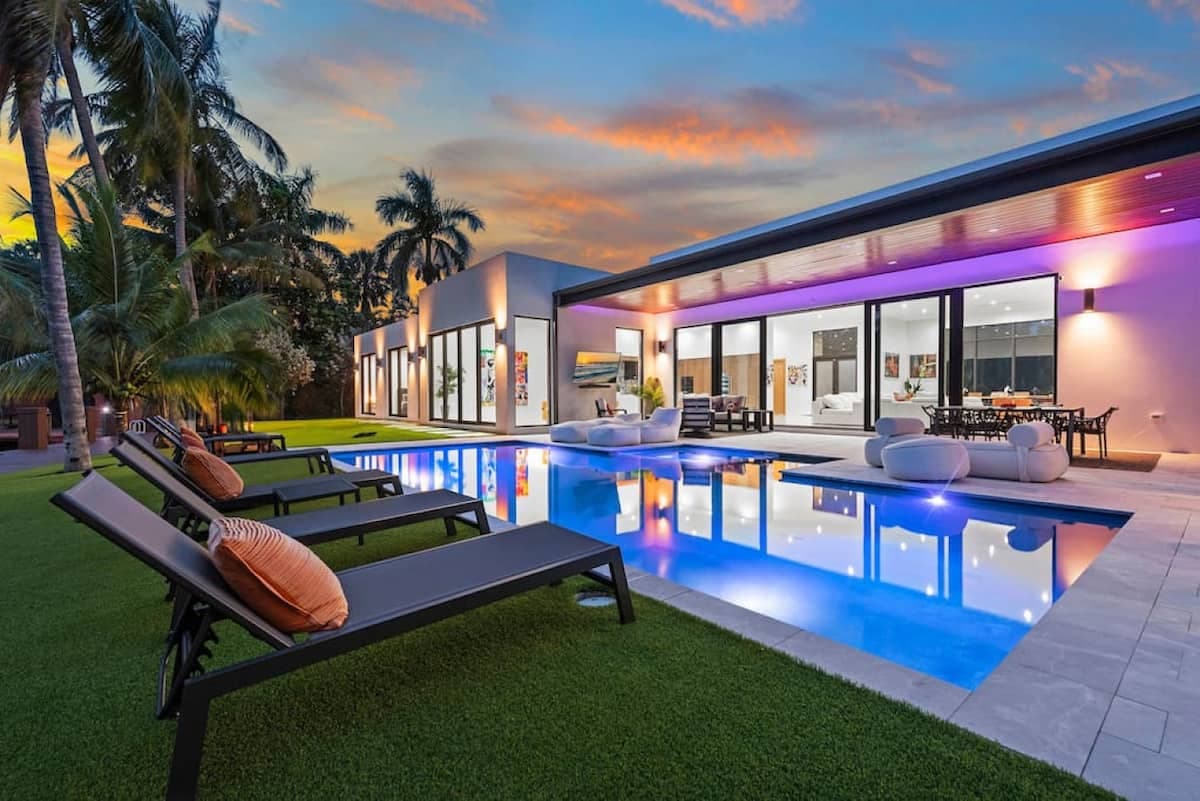 BEACHFRONT VILLA WITH POOL AN JACUZZI
