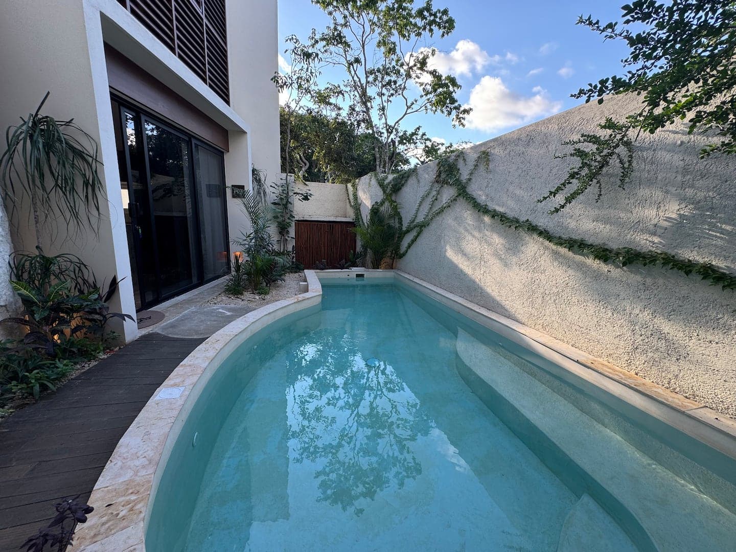 VILLA WITH CONTEMPORARY DESIGN