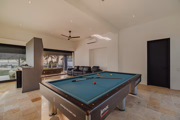 LUXURY BEACH FRONT VILLA+BBQ & PRIVATE POOLS photo 3