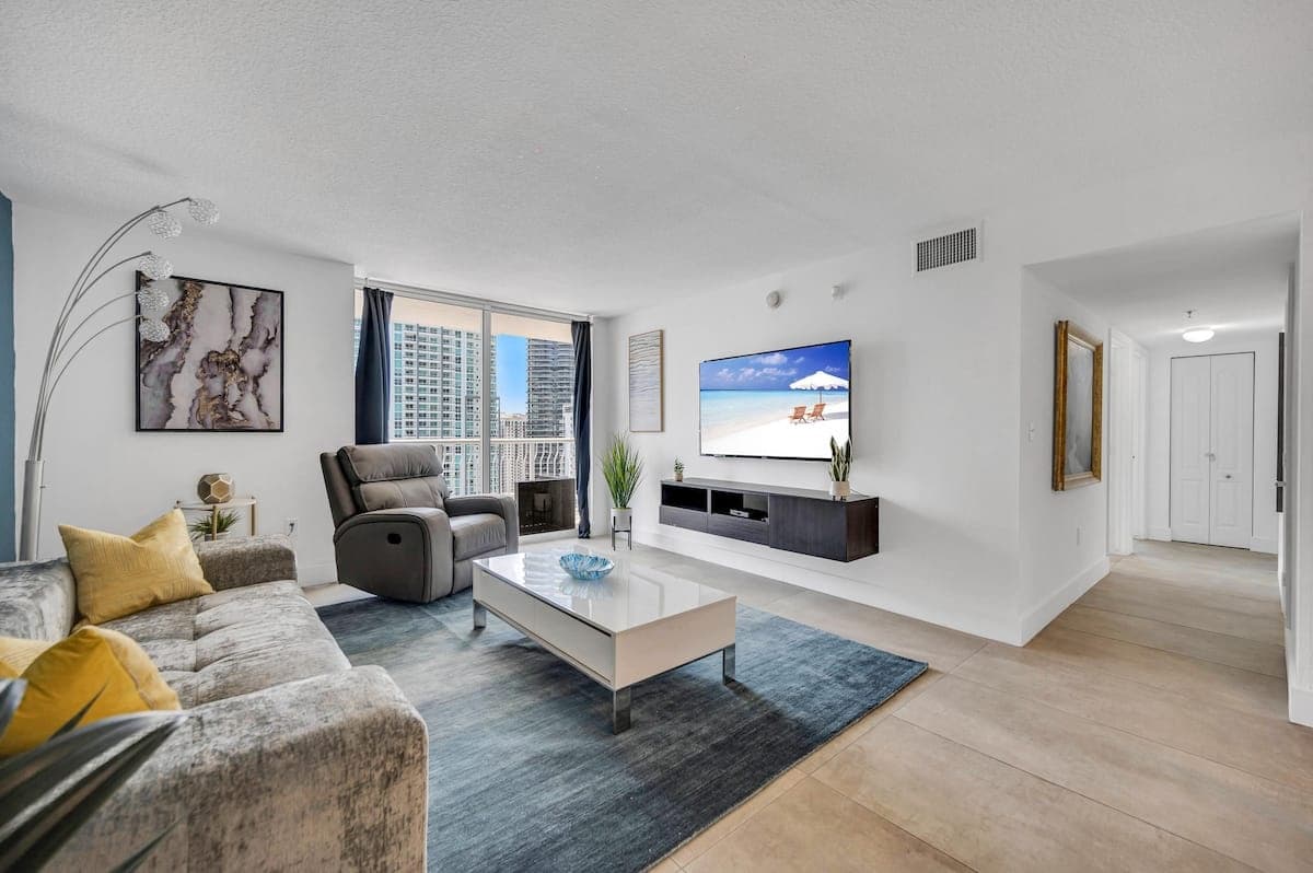 APARTMENT ON THE 37TH FLOOR