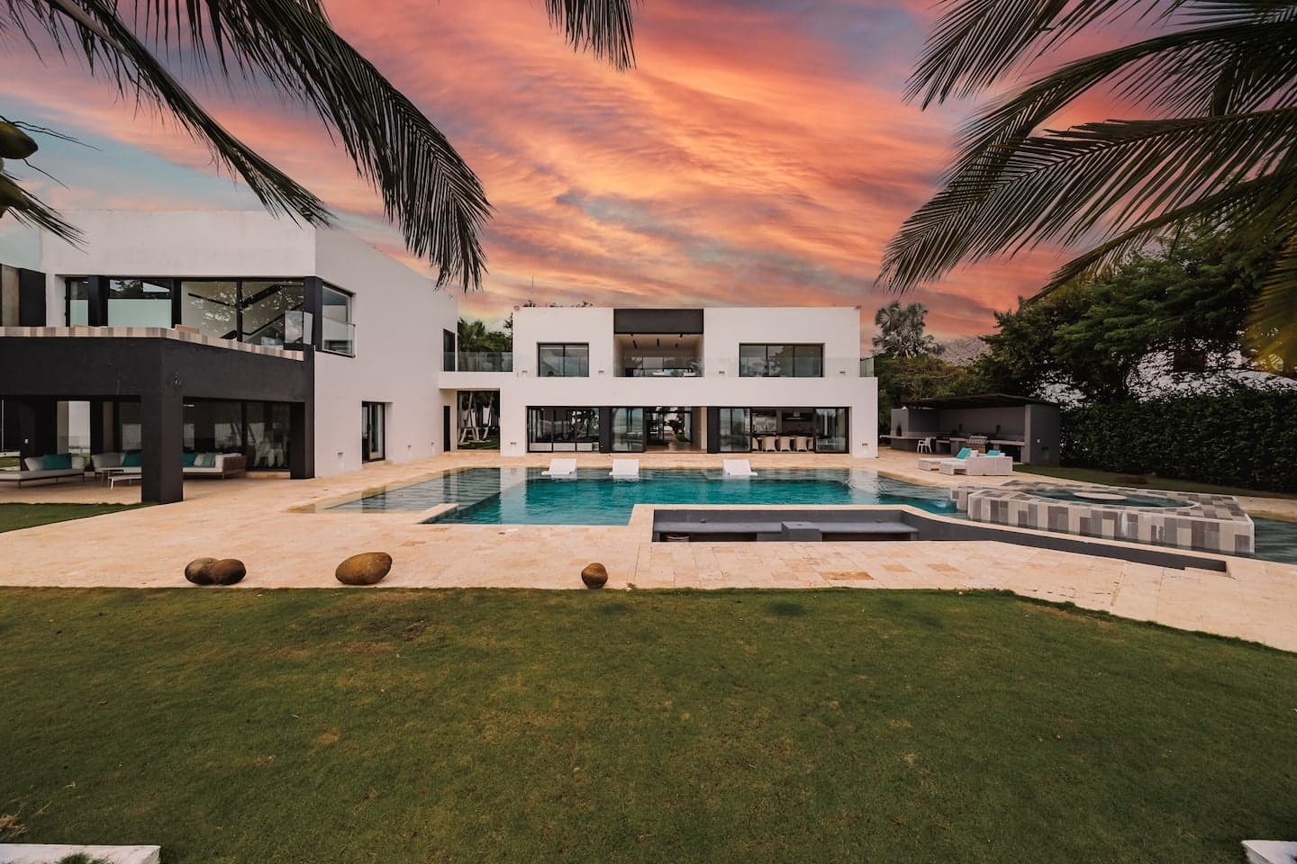 LUXURY BEACH FRONT VILLA+BBQ & PRIVATE POOLS
