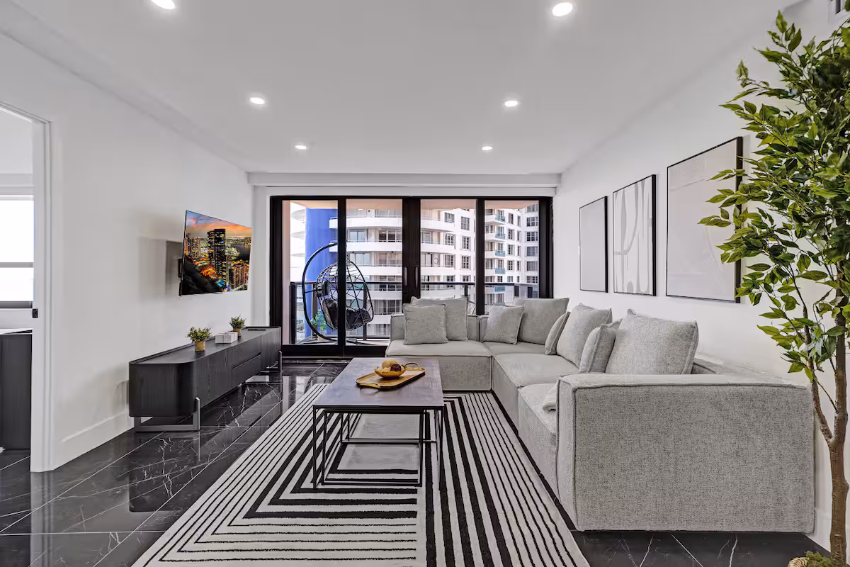 ELEGANT 4-BEDROOM CONDOMINIUM photo 2