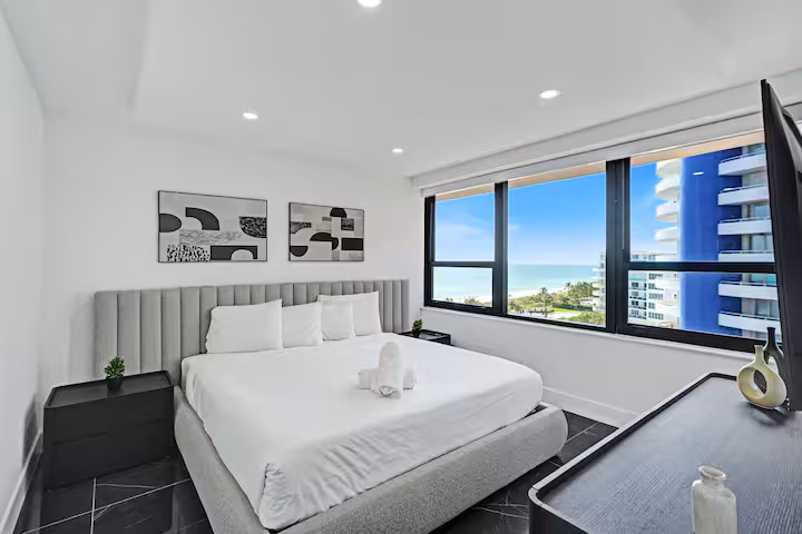 ELEGANT 4-BEDROOM CONDOMINIUM photo 3