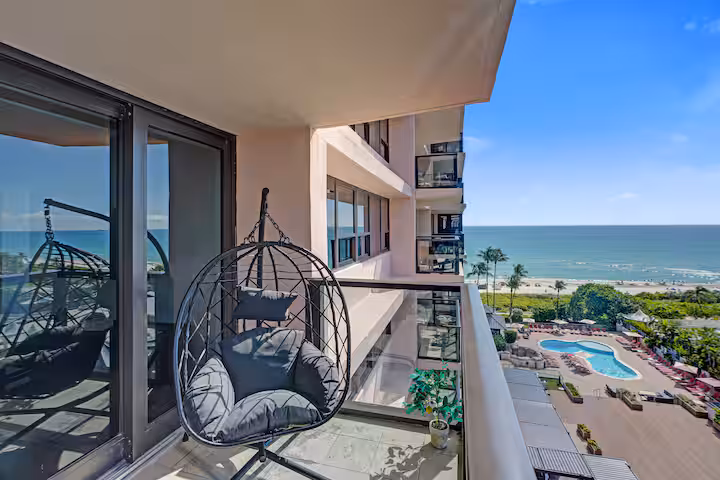 ELEGANT 4-BEDROOM CONDOMINIUM photo 4