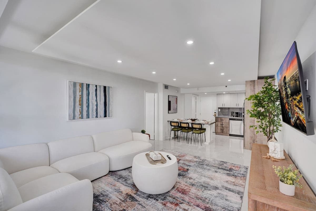 4-BEDROOM CONDOMINIUM WITH BALCONY