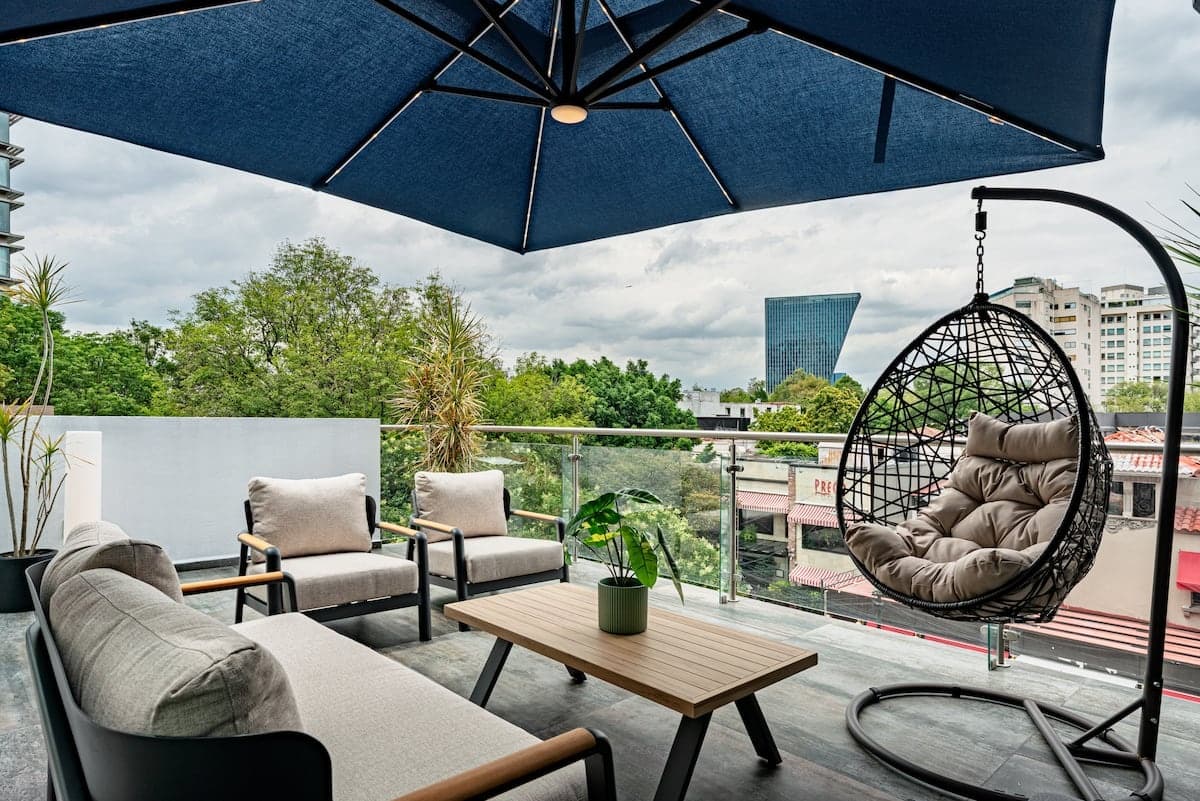 HOUSE WITH ROOFTOP VIEW
