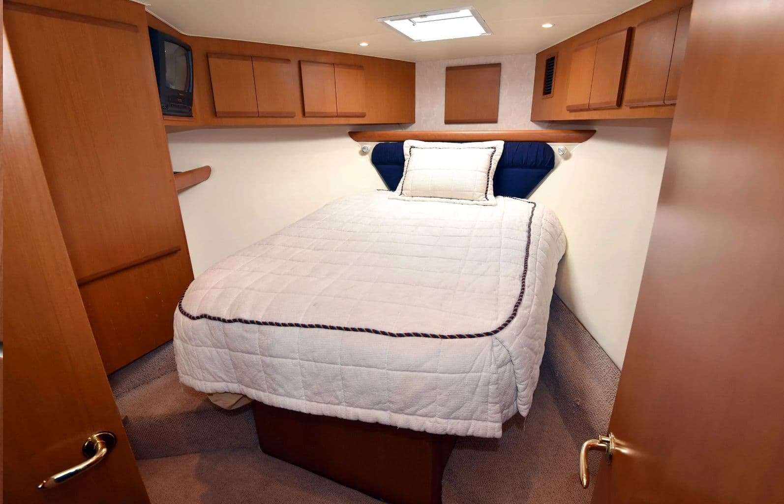 42' POST LUXURY CHARTER photo 5