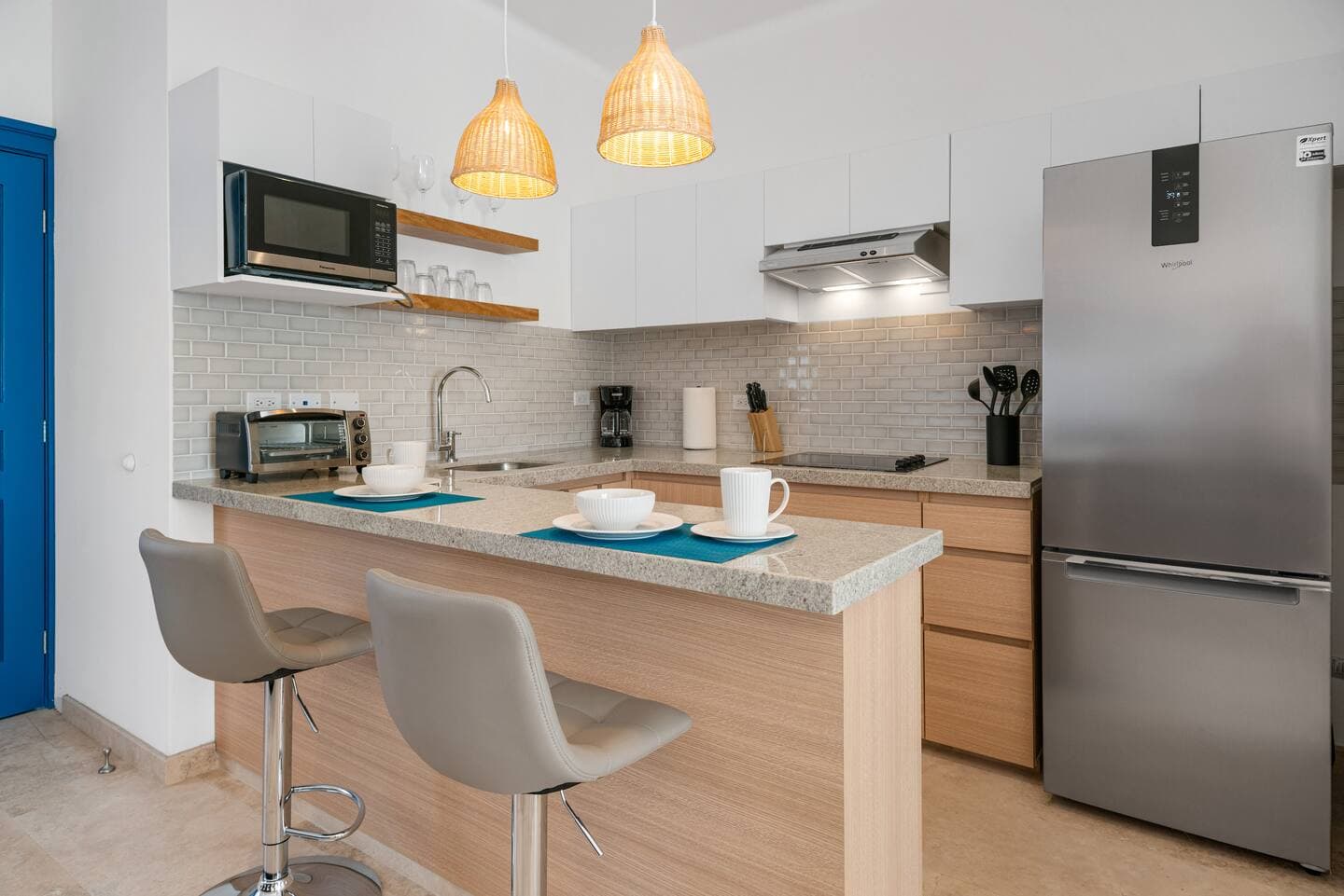 PINEDA SUITE #102 – GROUND FLOOR UNIT - PARKING - CLEANING photo 3
