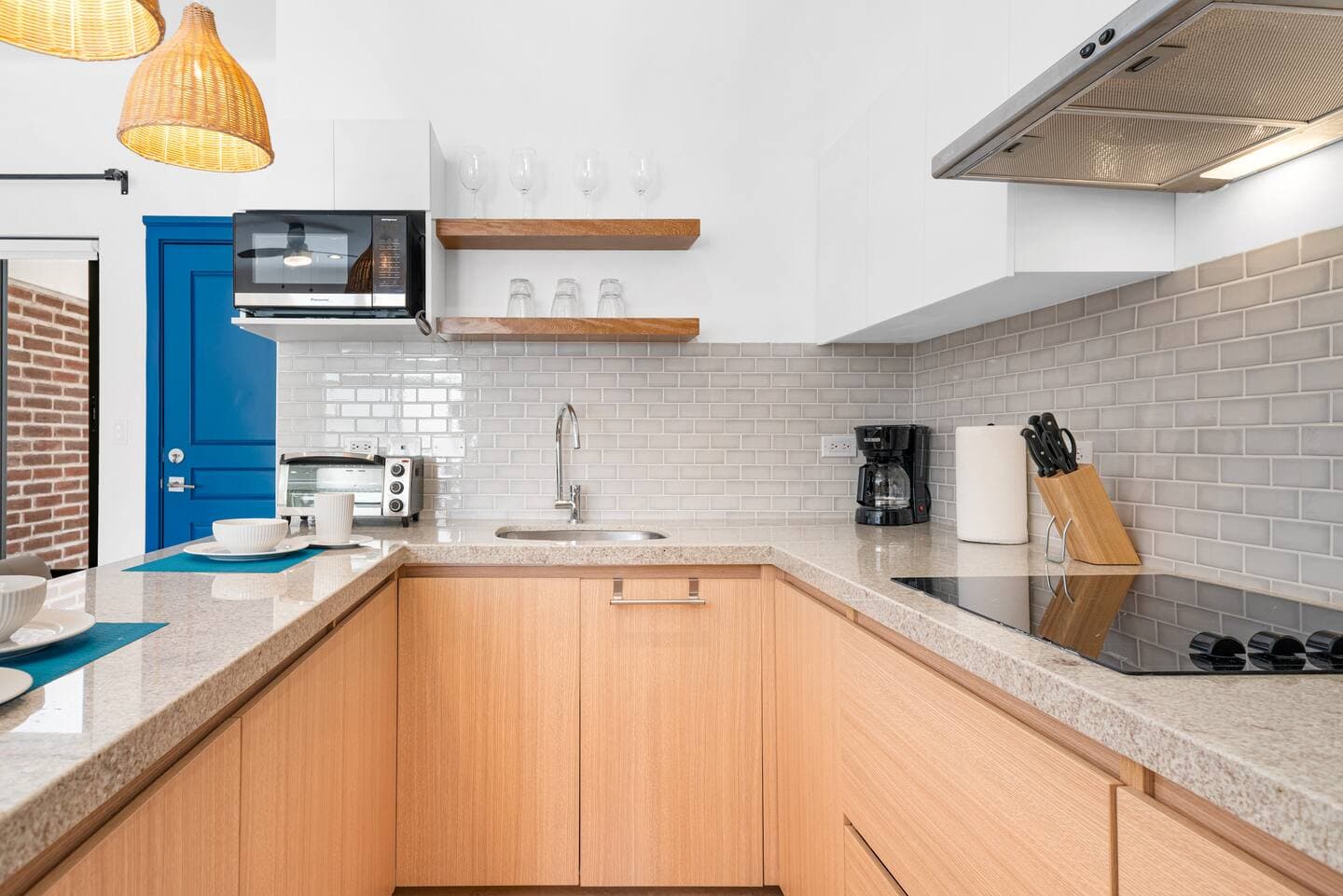 PINEDA SUITE #102 – GROUND FLOOR UNIT - PARKING - CLEANING photo 4